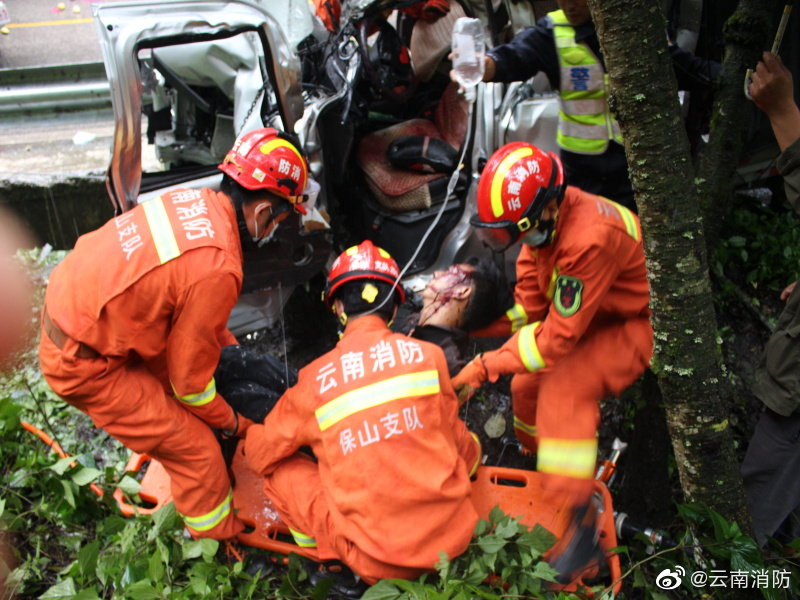 保山消防 营救车祸被困者