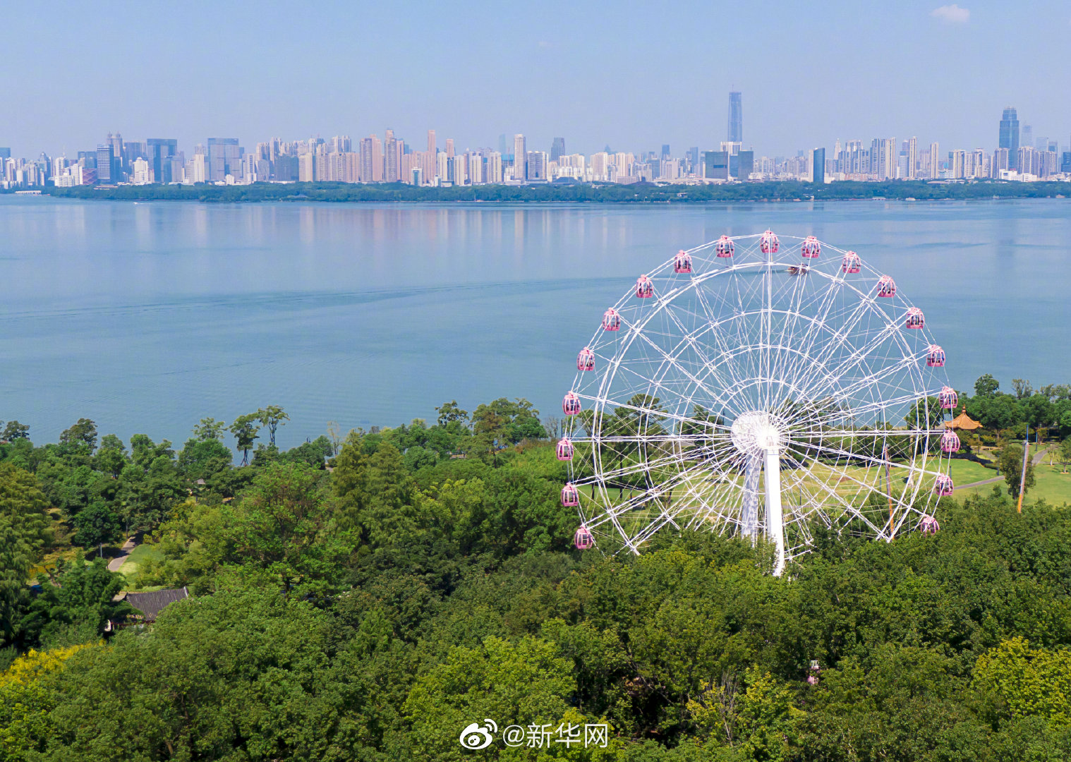 武汉东湖之眼摩天轮正式开放