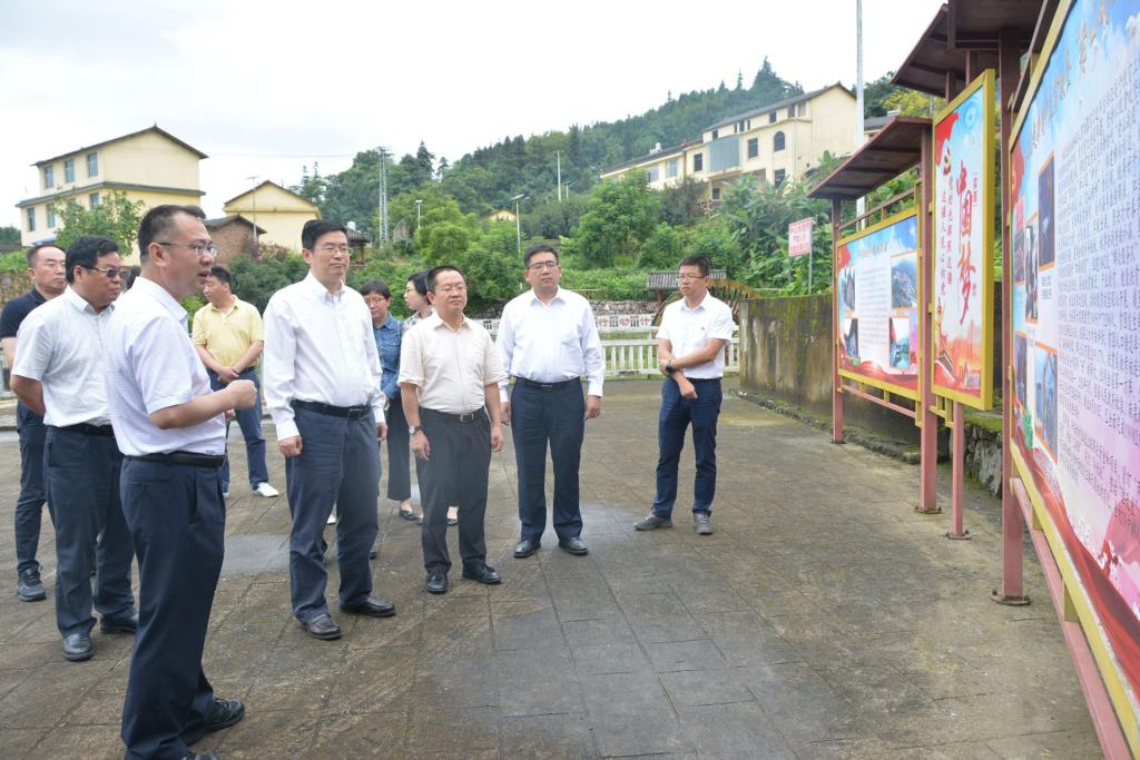 吴长昆陪同考察.李红,李永忠分别在砚山县,文山市陪同.