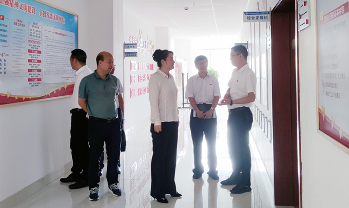 梁映敏到州政府研究室调研时强调加强调研强化实操扎