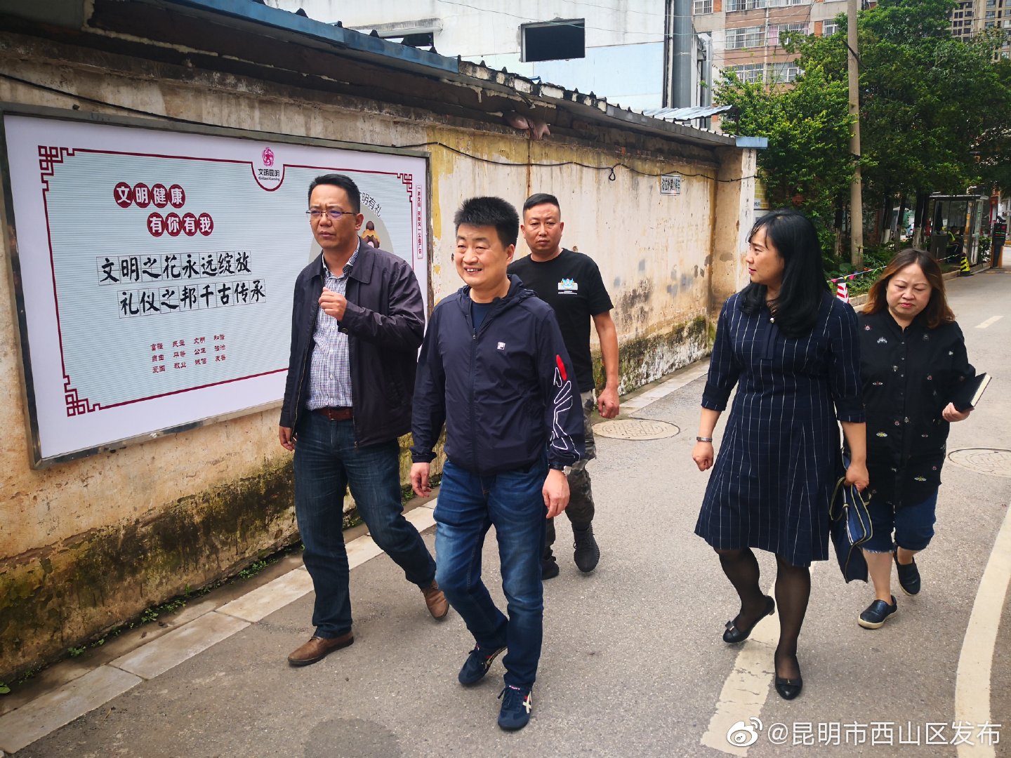 西山区委常委区委政法委书记李跃武同志到棕树营南区社区检查督导创文