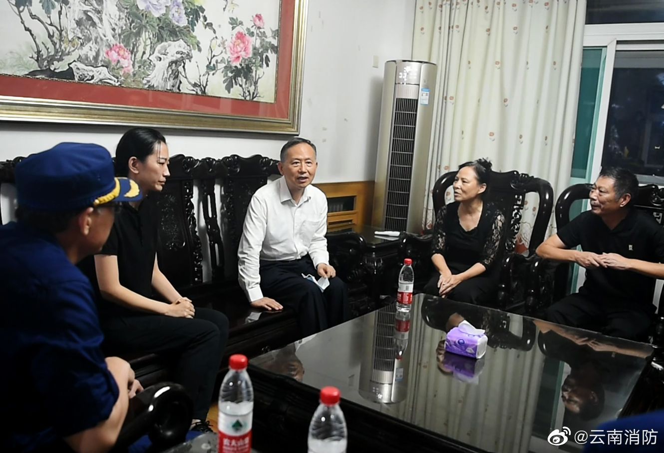 黄明到合肥看望慰问陈陆烈士家属