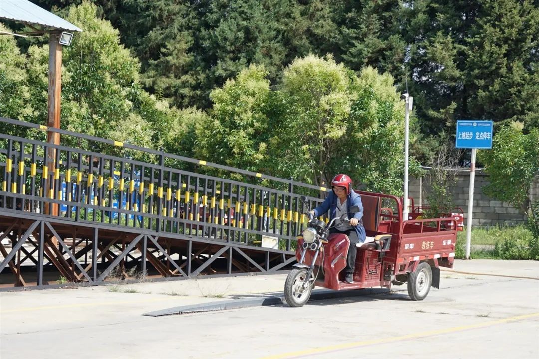 注意麗江這類電動車必須持證上路駕駛證這樣考