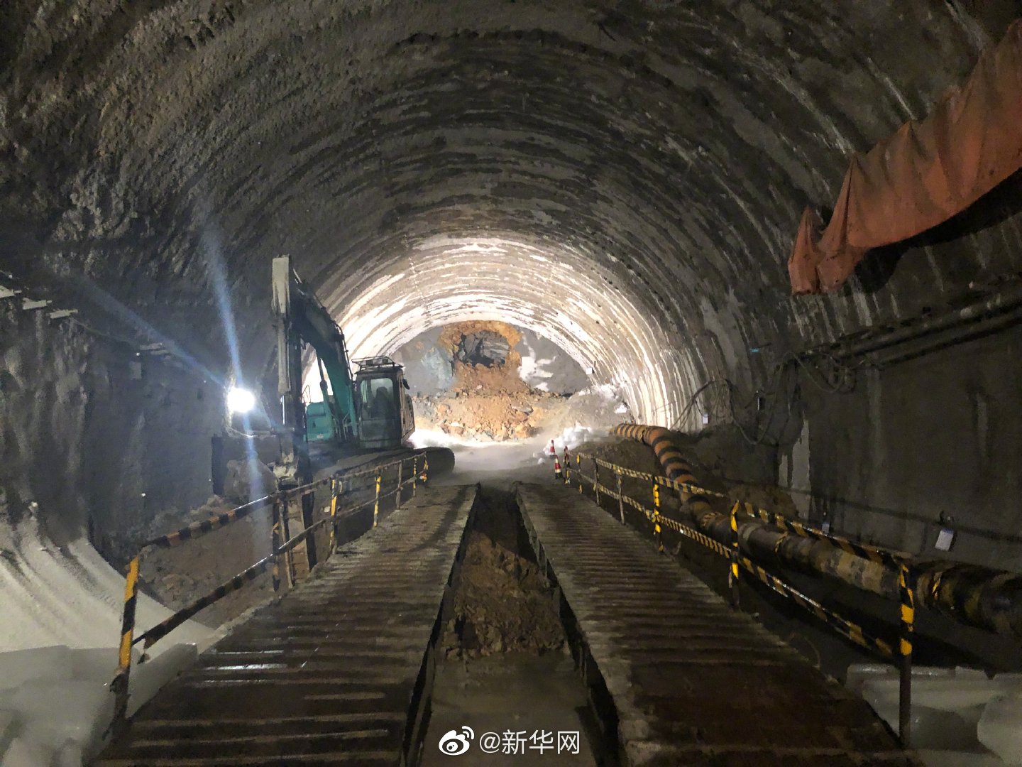 1024千米赣深高铁第一长隧贯通