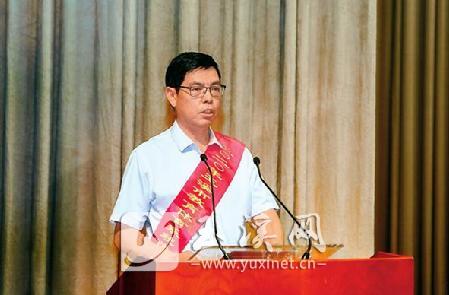 玉溪一中校长李富春甘当人梯育人才