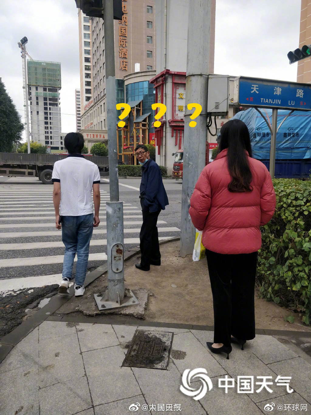 乱穿衣的季节又到了青海街头上演现实版秋如四季