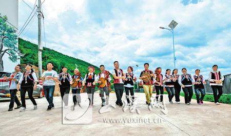 通海县哈尼新寨:民族团结展新颜