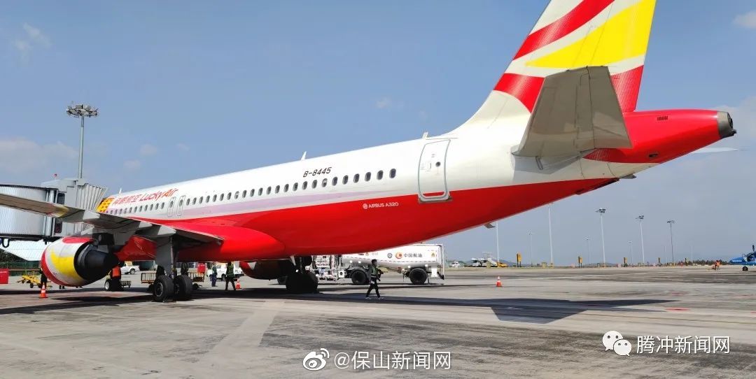首架空客A320在腾冲机场平稳降落