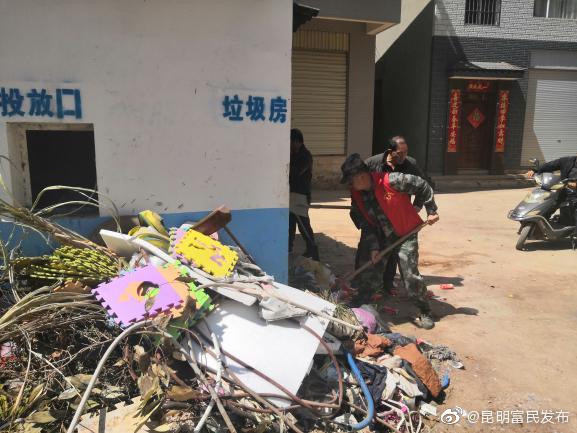 散旦镇开展“裸露垃圾全消除”爱国卫生专项行动周五大扫除活动