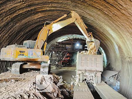 弥玉高速朱山铺隧道右幅贯通