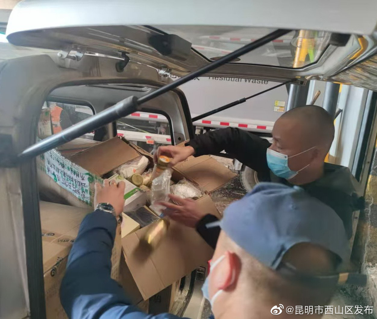 西山区市场监管局监督企业销毁价值4.5万余元过期、失效保健食品和医疗器械