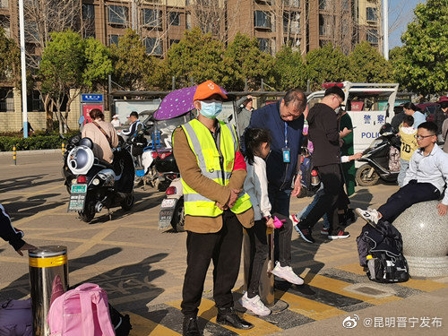 昆阳一小启动 “警校家”护学岗试点 携手共筑校园安全网