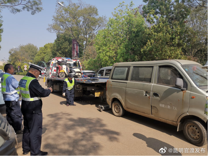 官渡街道多方联动吹响“僵尸车”整治哨