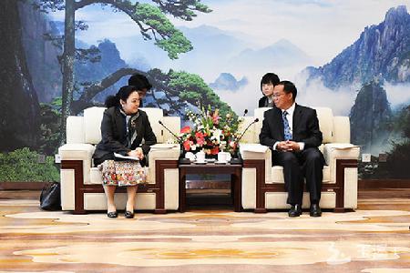 王力会见老挝驻华大使坎葆·恩塔万