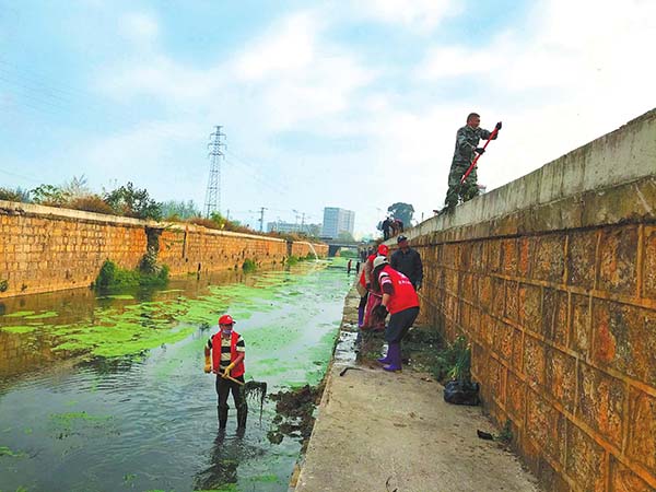 玉带街道志愿者清理河道