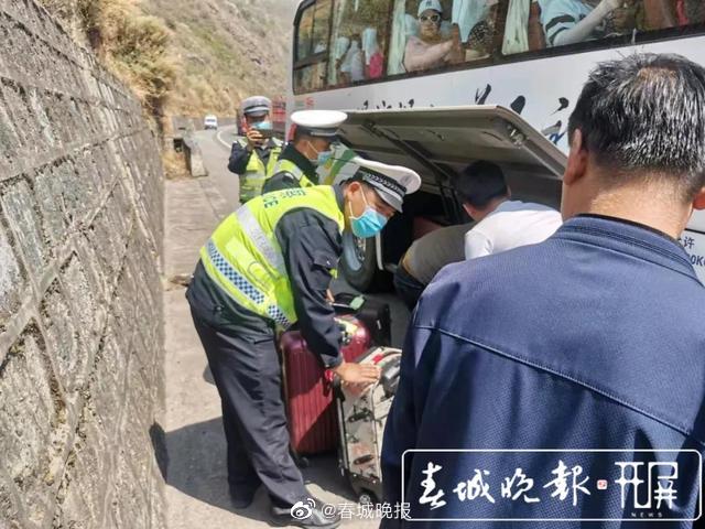 老年旅行团被困杭瑞高速后，怒赞保山交警的这波操作