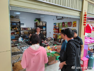 福保社区开展“净餐馆、管集市”食品安全检查整改工作