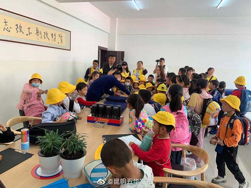 新华少年探秘“红门”学消防
