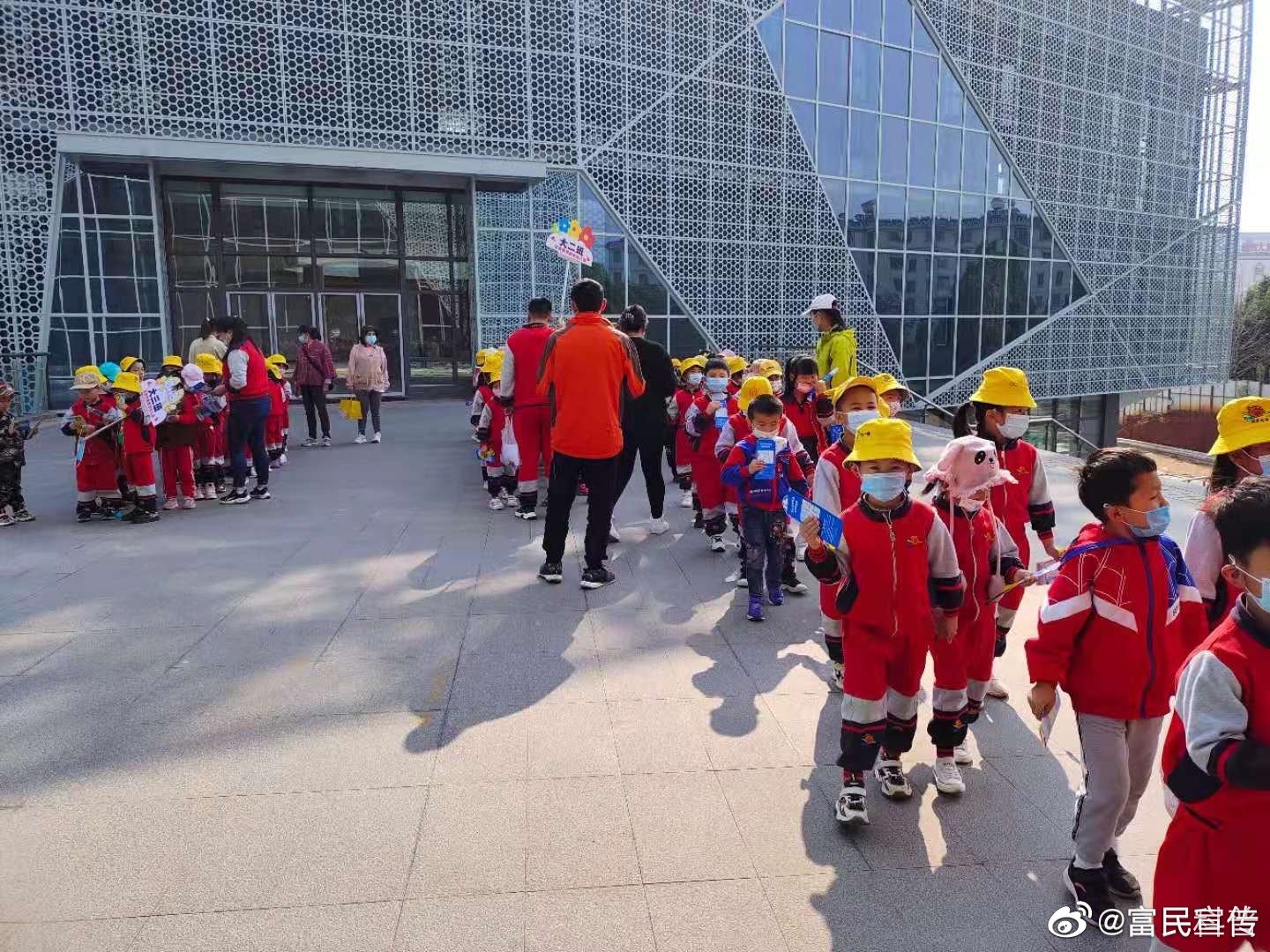 富民县阳光幼儿园师生参观富民县科技馆