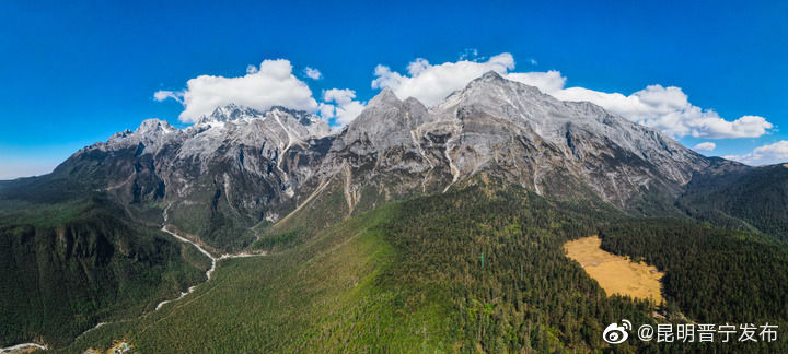 云南丽江：峰耸入云 壮美玉龙