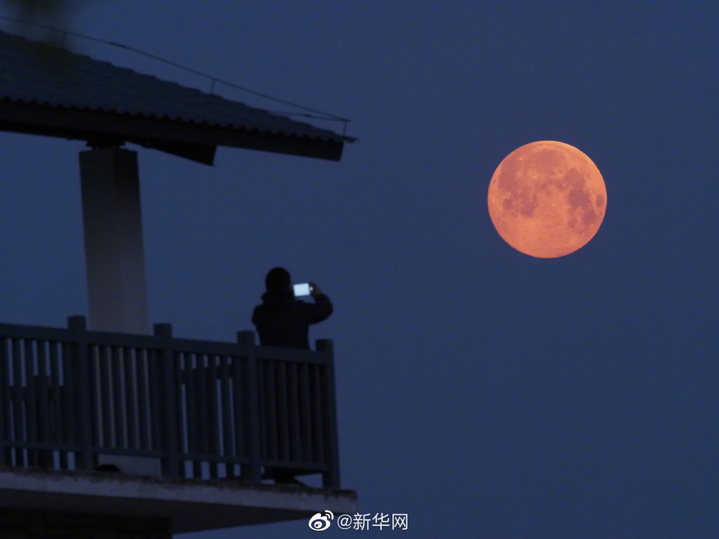 “第二大满月”超级月亮27日现身夜空