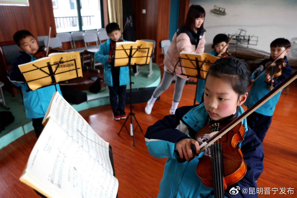 半月谈丨各地学校开始落实“晚放学”，校外培训的“虚火”降了吗？