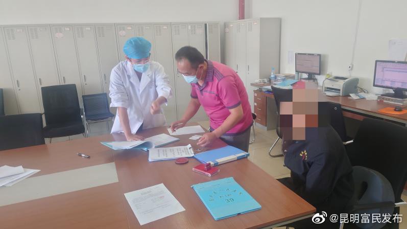  富民县民政局救治安置一名长期外出流浪乞讨人员