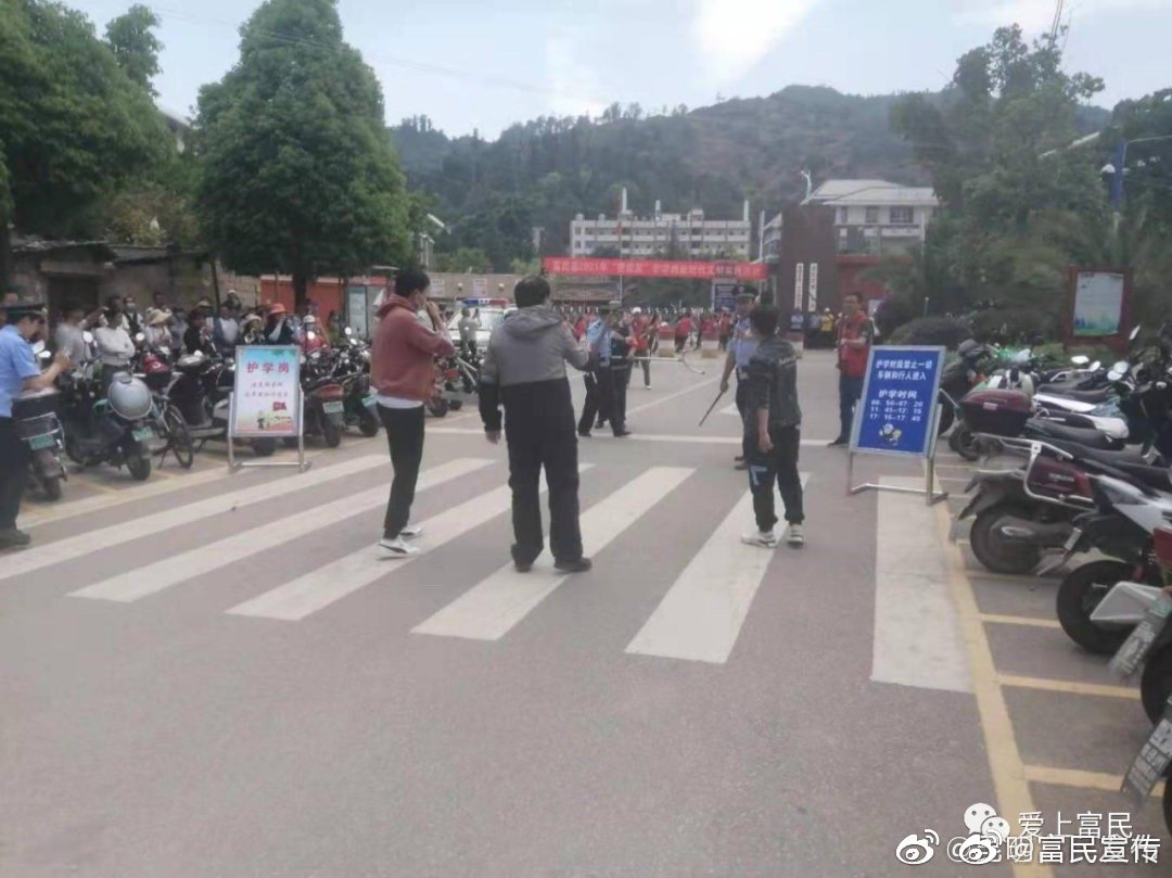 富民县开展“警校家”联动护学岗，让孩子走好上学“最后一百米”