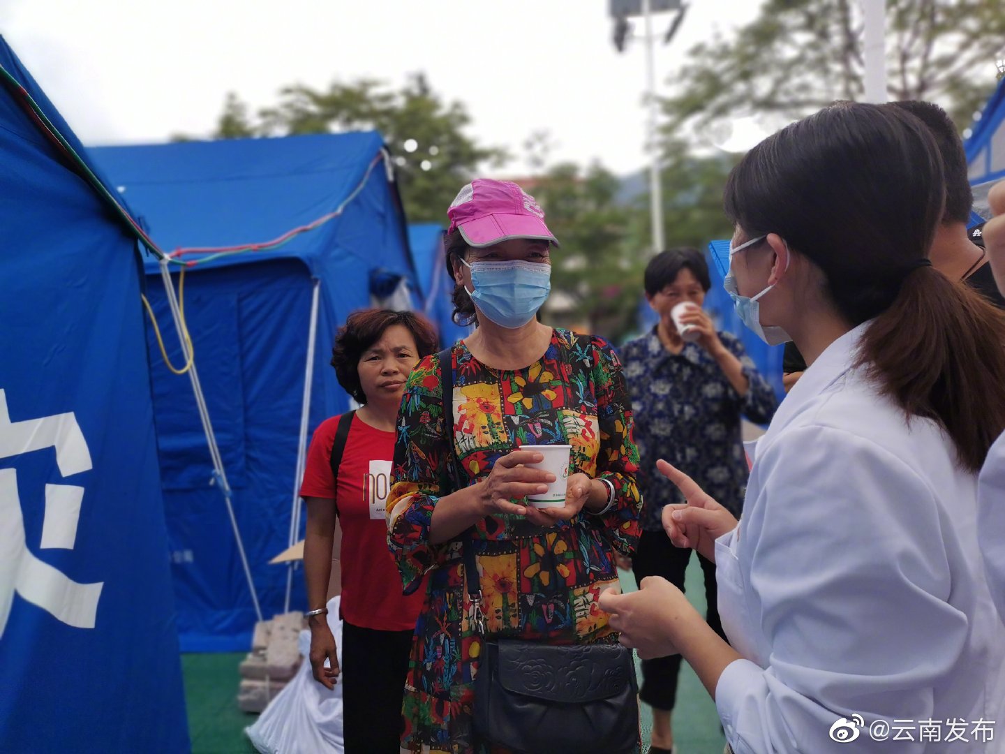 “大锅药”摆进灾区安置点，防病又暖心