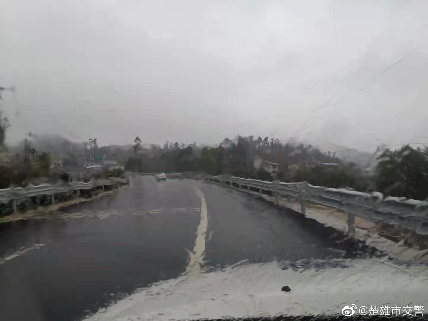 楚姚高速，元双公路持续大雨行车请注意