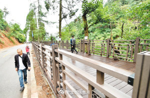 西山景区人行栈道快修好了