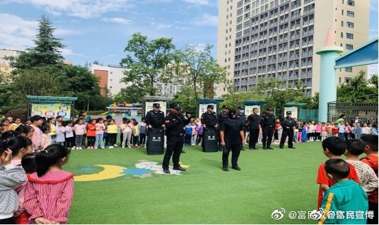 警校联动构建平安校园——富民县幼儿园开展“反恐防暴”应急演练