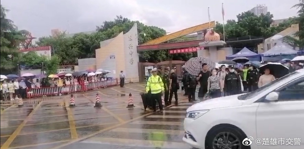 下午考试结束考生即将离场 雨天通行压力大请错峰让行
