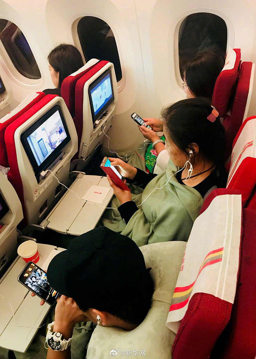 我国民航去年完成旅客运输约4.18亿人次 213架飞机可空中上网