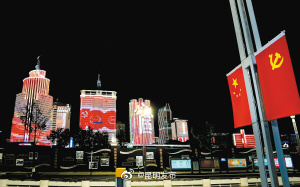 红色灯光秀点亮夜春城