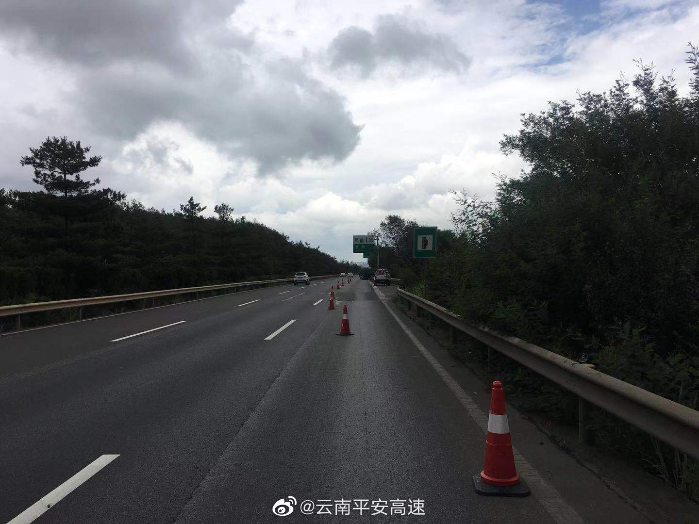 昆曲高速小新街路段路旁树木倒地占据路面