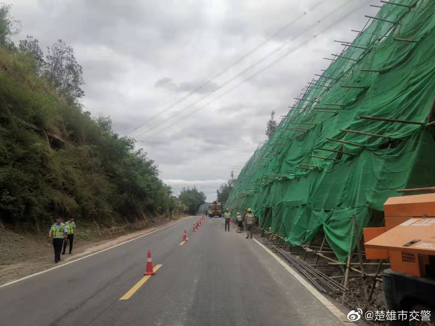 元双公路往牟定方向车道宽变窄路段施工半幅通行