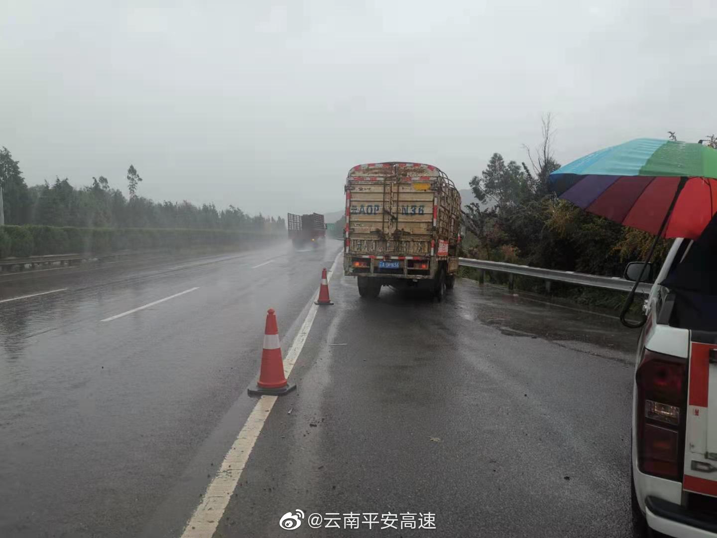 昆曲高速K2163曲靖方向一辆小货车发生故障占用最右侧车道