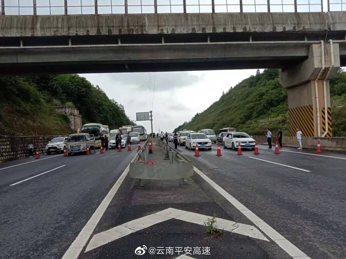 昆曲高速曲靖方向关箐管控点临时交通管制