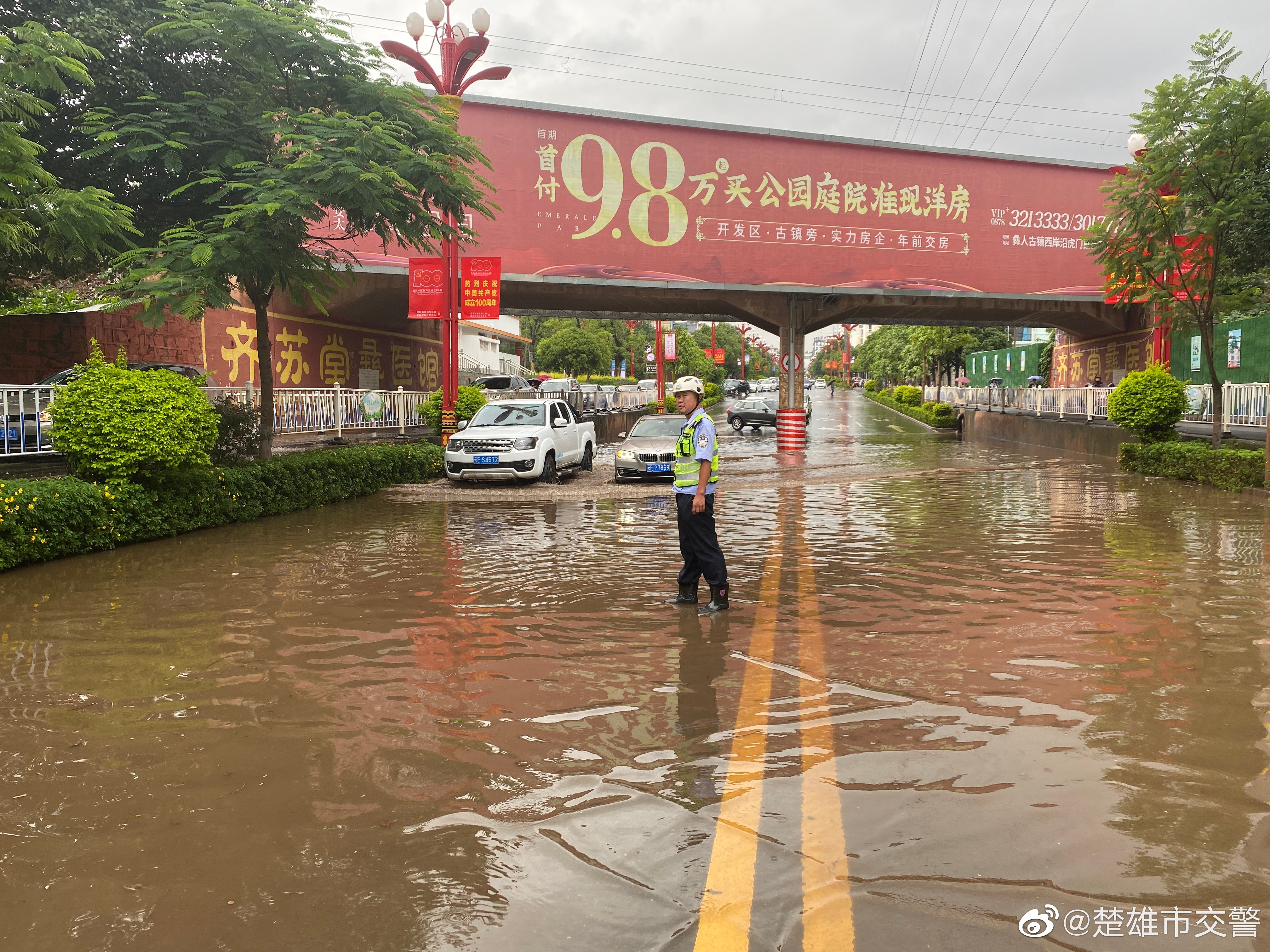 楚雄交警：太阳历大道火车桥洞路段道路积水