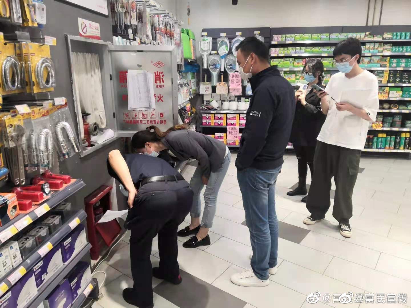 县科工信局开展商场、超市、加油站安全生产检查