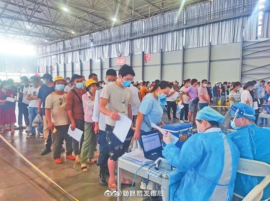 昆明市民有序接种疫苗