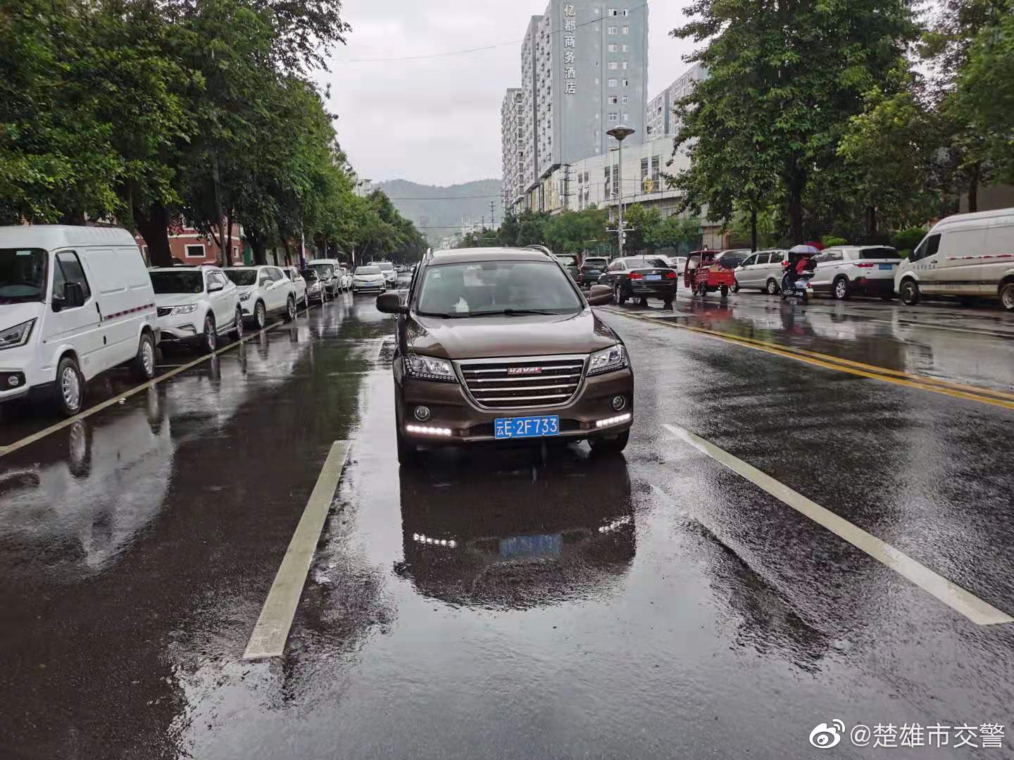 校园周边即停即走切勿占道违停