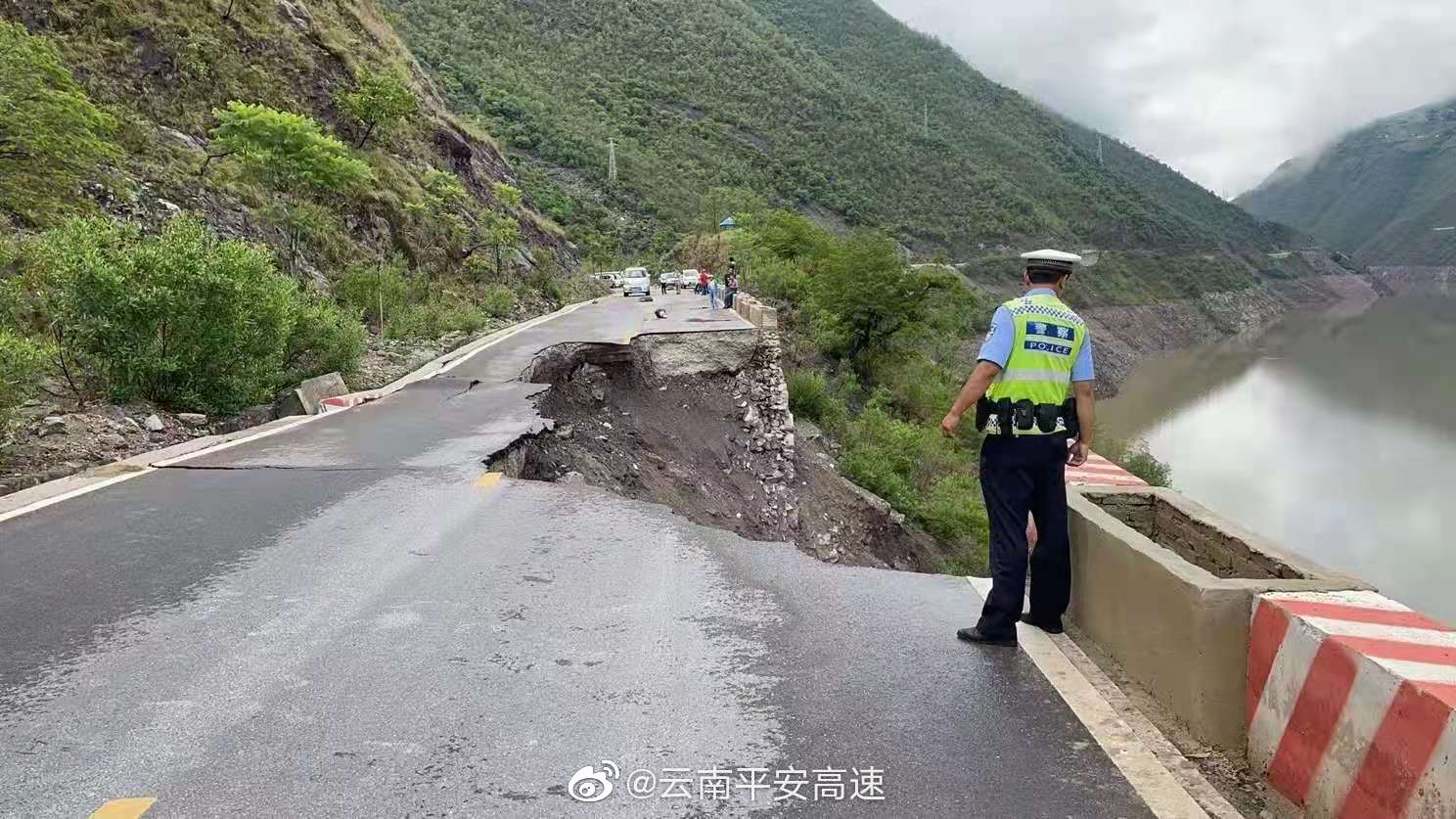 德勐线石登、营盘交界至营盘腊关河路段路基下陷，道路中断