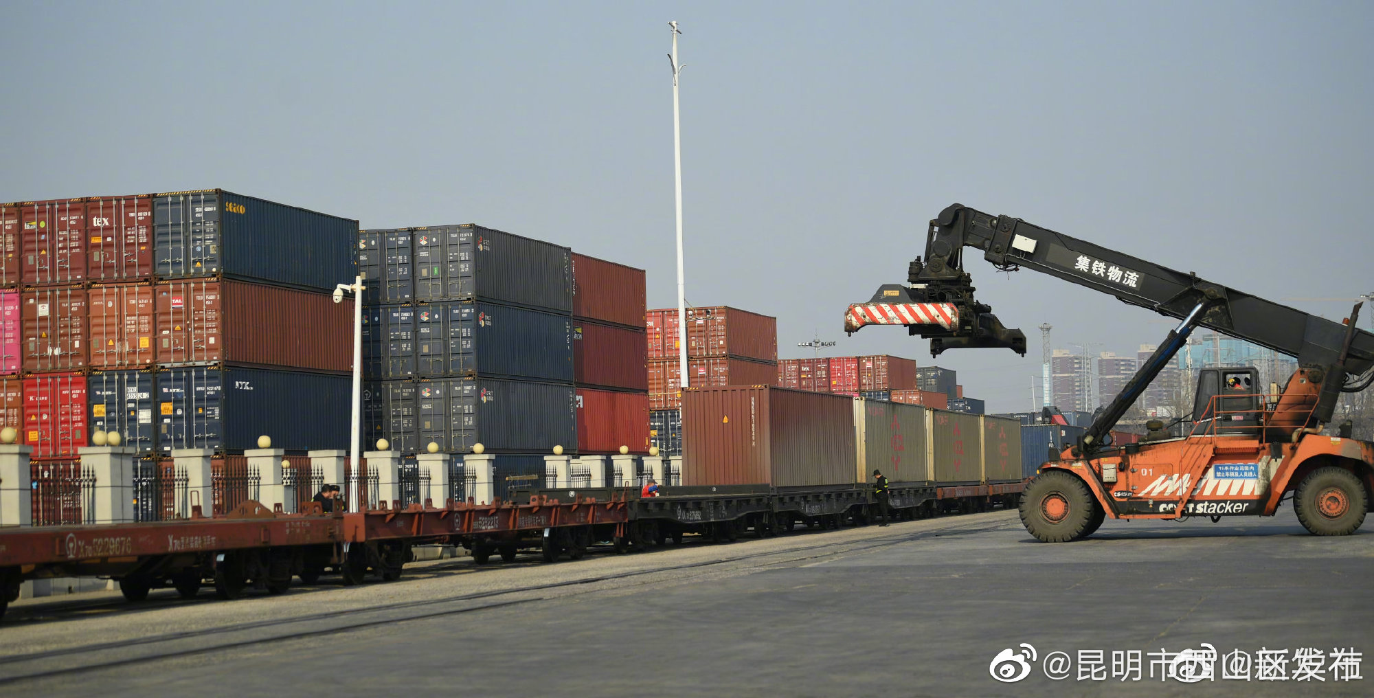 国家铁路上半年发送货物18.45亿吨 同比增长8.9%