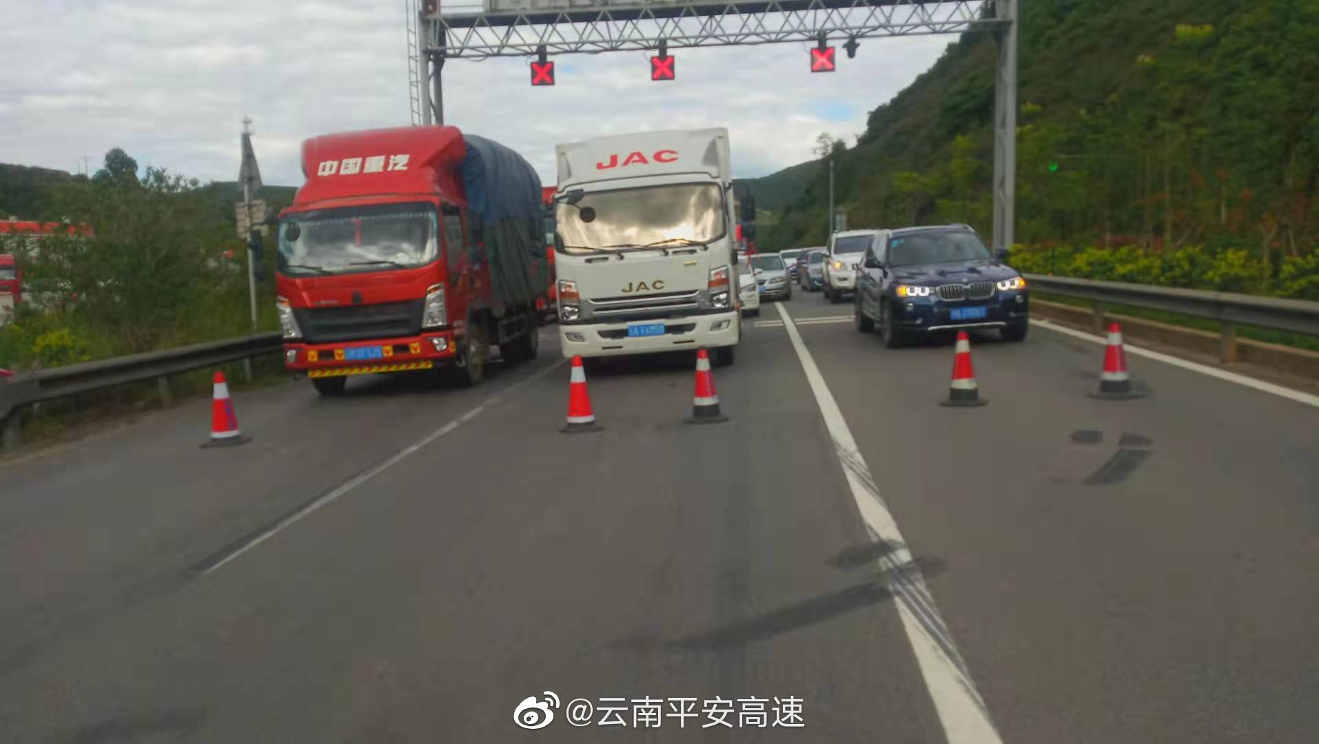 昆楚高速大红田隧道东口管控点实施临时管制