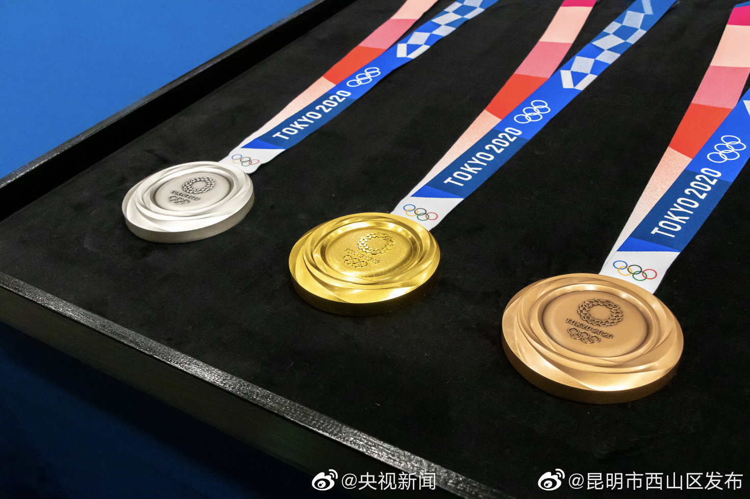 东京奥运会获奖运动员自己戴奖牌
