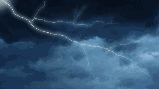 避雷的正确姿势：身体下蹲，与地面越近越好