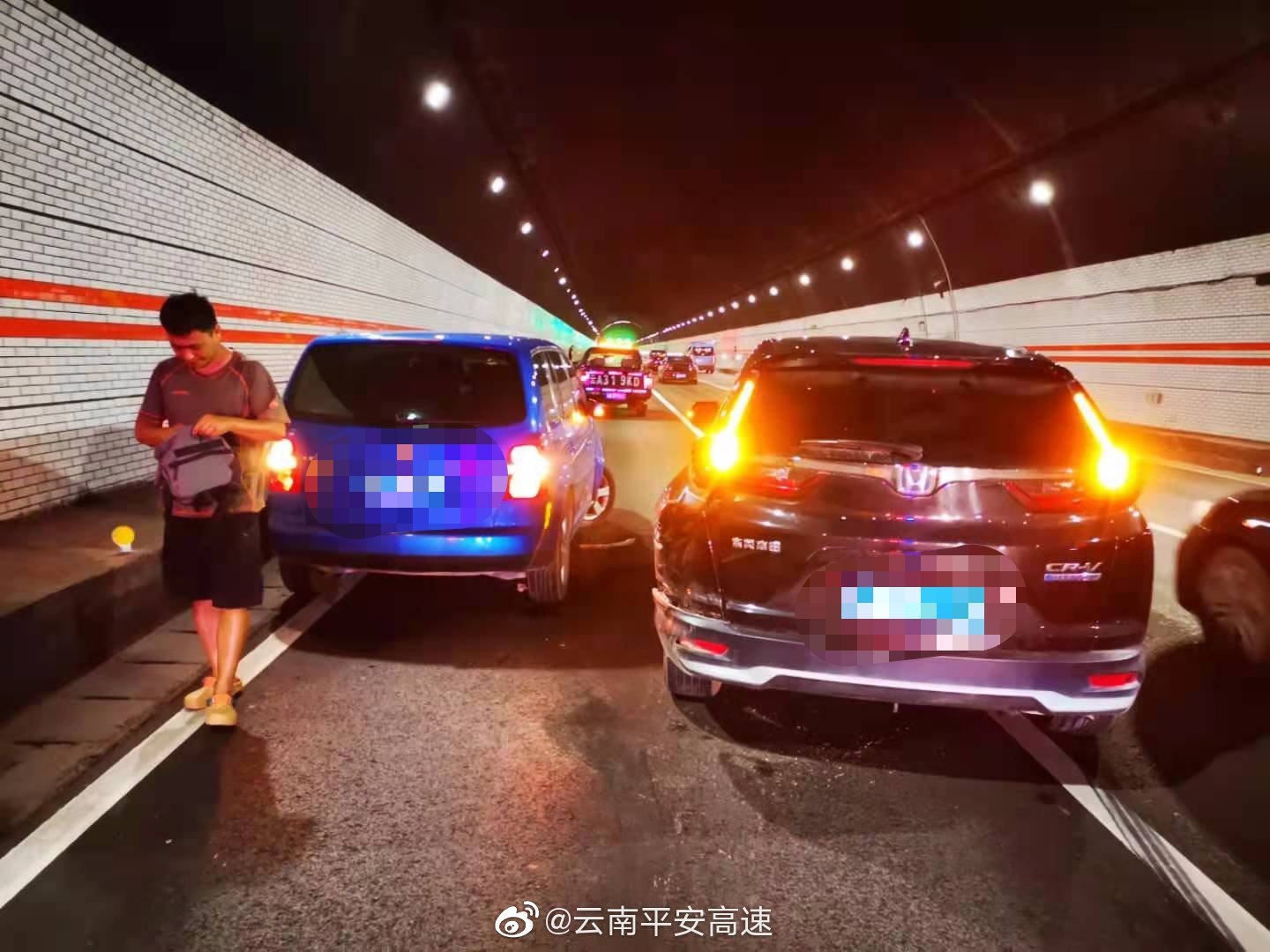 昆石高速昆明方向阳宗隧道口临时管制