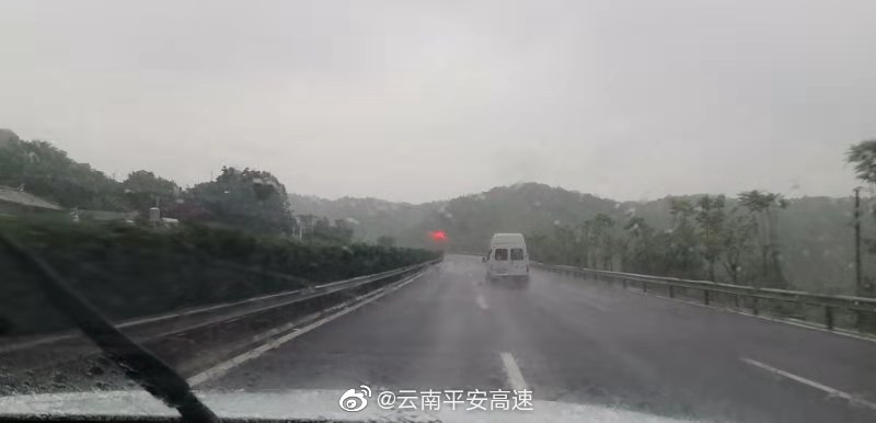 昆楚高速K2349路段（楚雄路段）下大雨